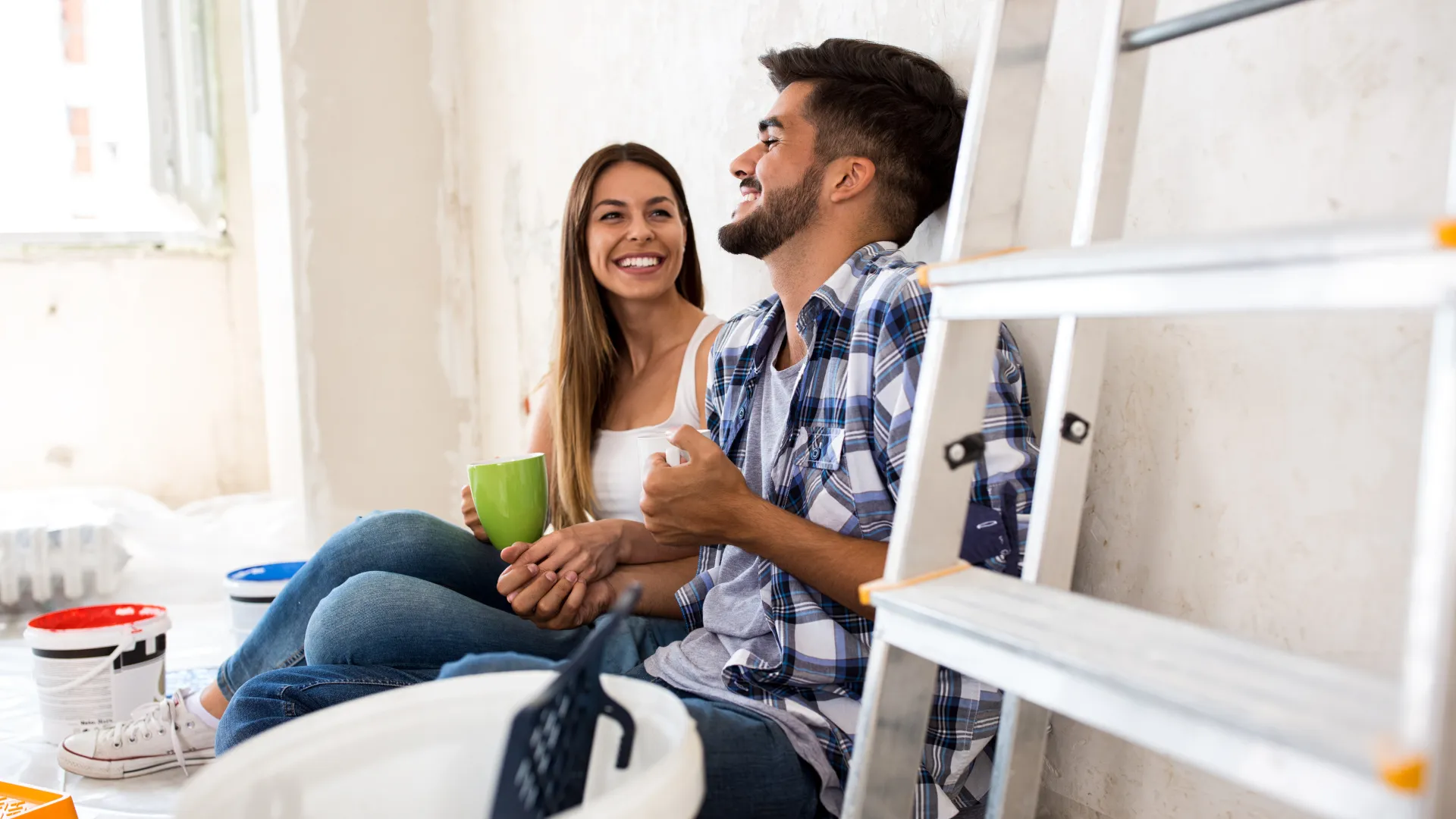 Paar in der Wohnung während der Renovierung
