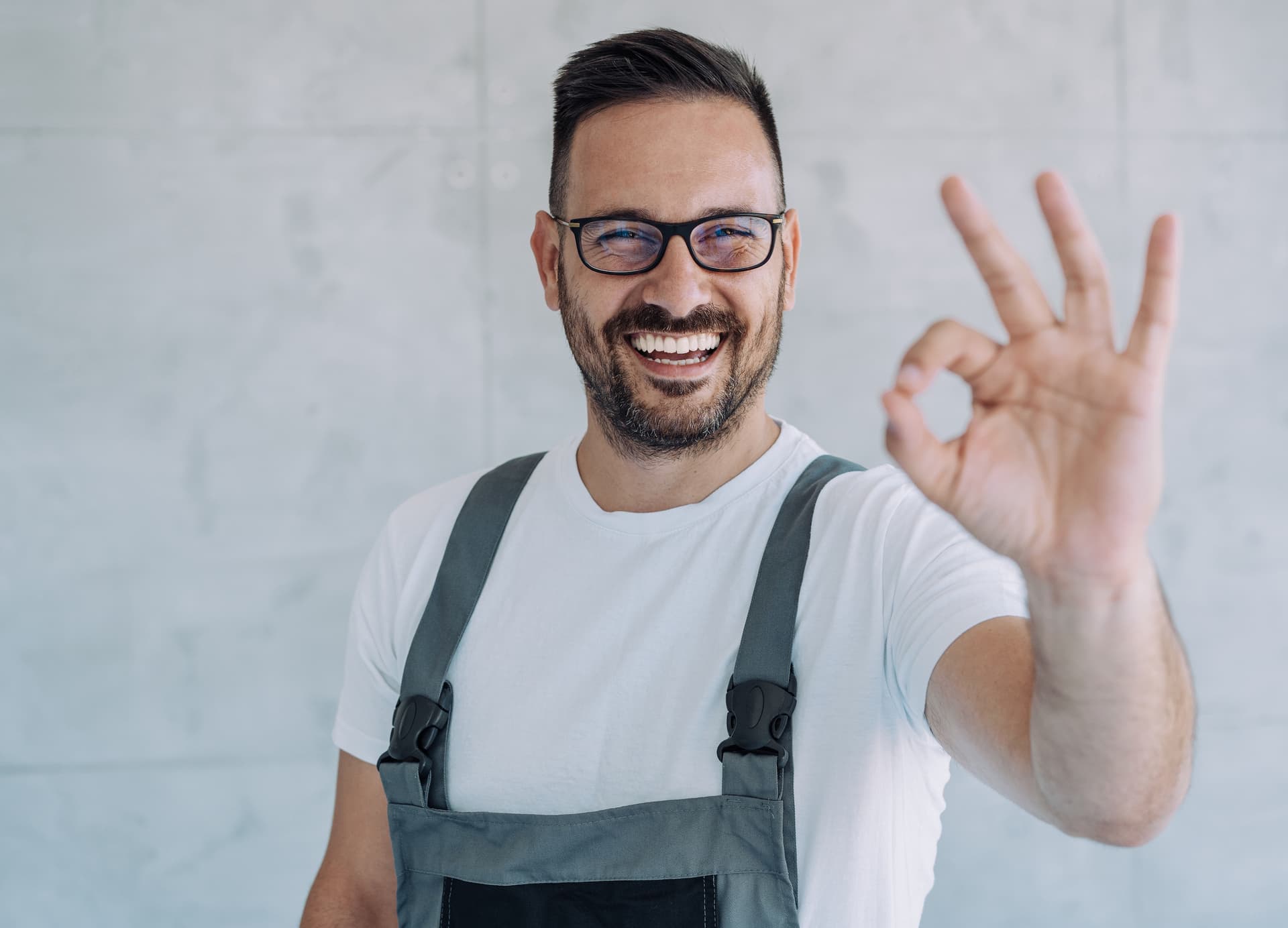 Handwerker bei der Arbeit glücklich